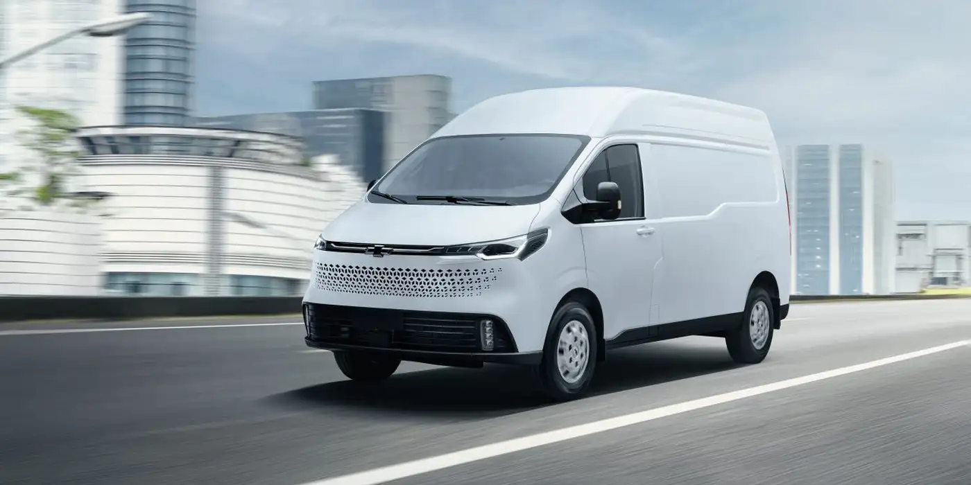 La nueva Chevrolet Express MAX 2025 ofrece diseño, espacio y tecnología para negocios exigentes. Ya disponible en México desde $758,100 MXN.