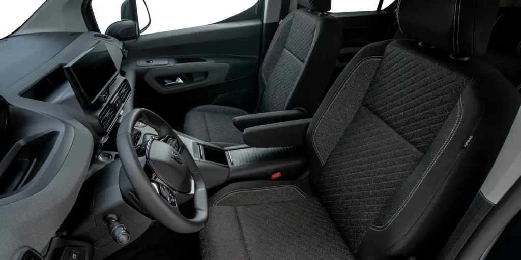 La nueva Peugeot Rifter 2026 llega a México con rediseño exterior, i-Cockpit digital, motores eficientes y hasta 4,000 L de capacidad de carga. Conócela aquí.