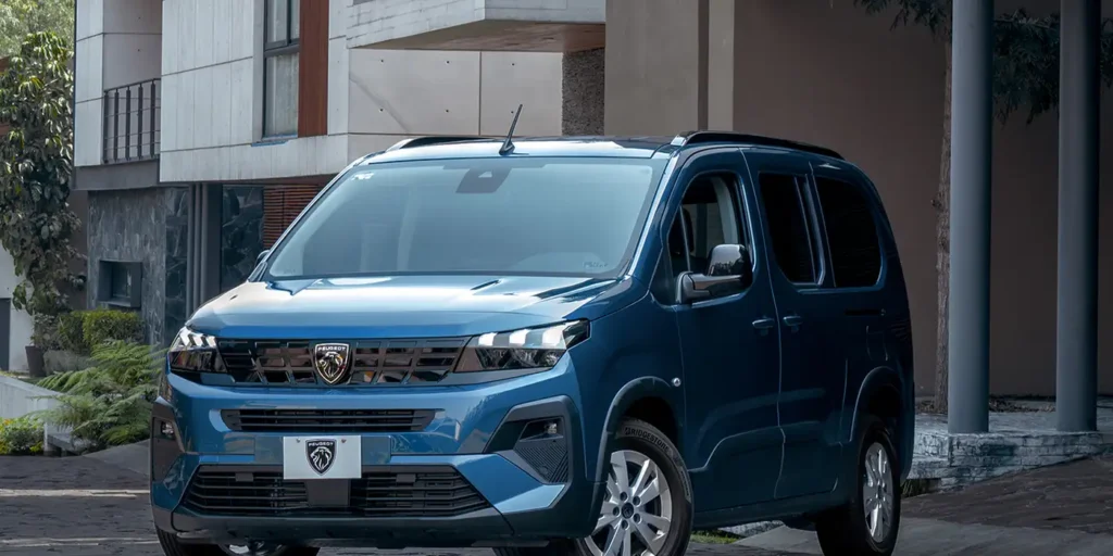 La nueva Peugeot Rifter 2026 llega a México con rediseño exterior, i-Cockpit digital, motores eficientes y hasta 4,000 L de capacidad de carga. Conócela aquí.