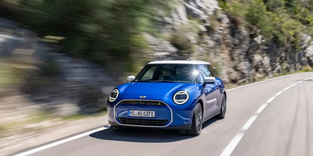 MINI y Paul Smith sorprenden en Japón con diseño británico y electrificación