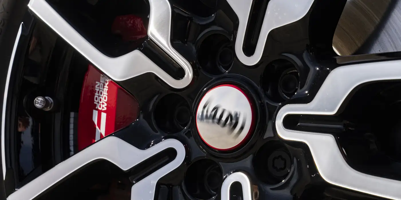 rines de aleación de 18 pulgadas con diseño bicolor JCW Lap Spoke