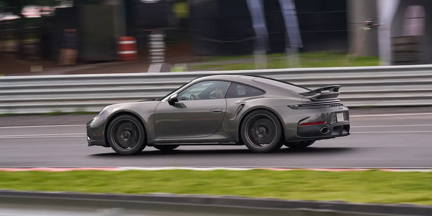 porsche 911 turbo s deportivo hibrido pista driving center