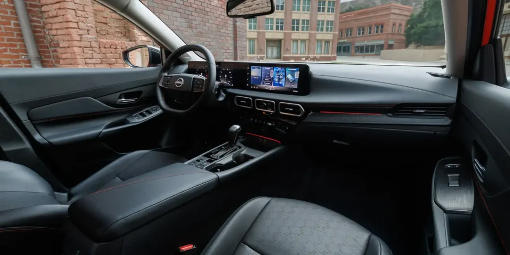 nissan sentra 2026 sedan rojo diseño interior fastback