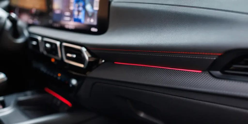 nissan sentra 2026 sedan rojo diseño interior fastback