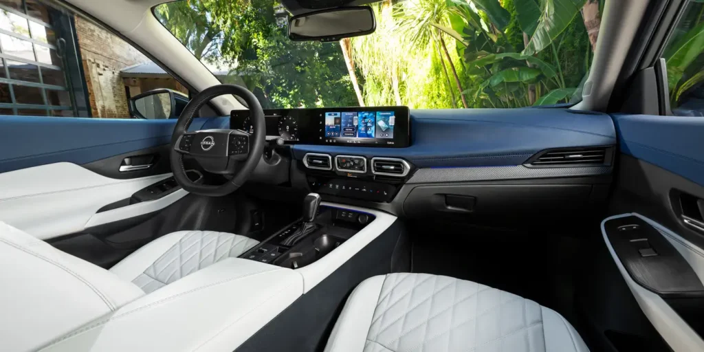 nissan sentra 2026 sedan rojo diseño interior fastback