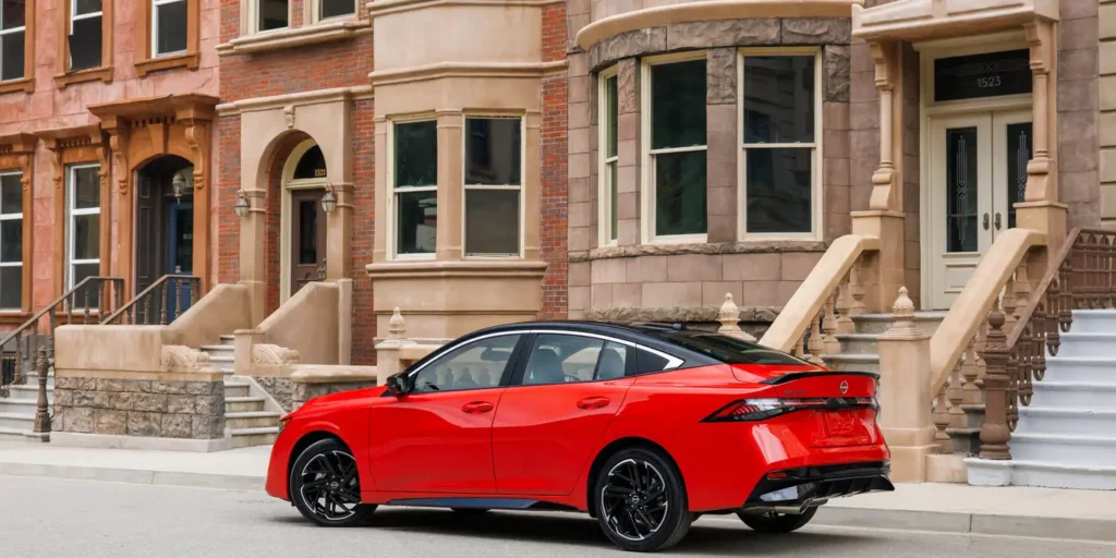 nissan sentra 2026 sedan rojo diseño exterior fastback