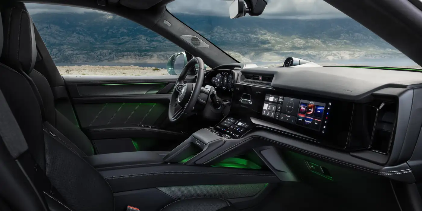 La cabina introduce la evolución del concepto Porsche Driver Experience, configurando una superficie digital curva e interactiva